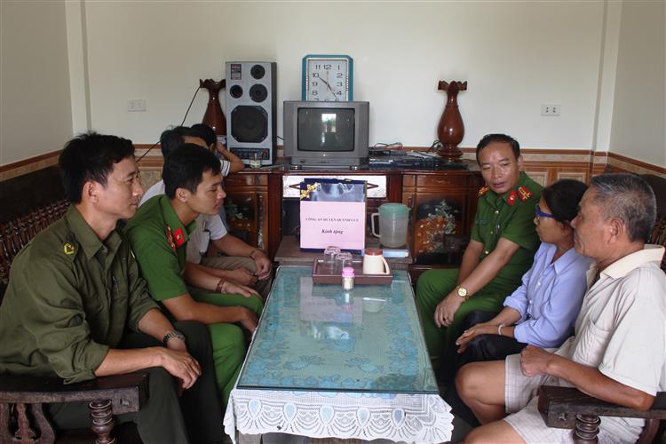 Lãnh đạo Công an huyện thường xuyên tổ chức thăm hỏi,  tặng quà cho các gia đình  chính sách, có công với cách mạng, gia đình có hoàn cảnh khó khăn