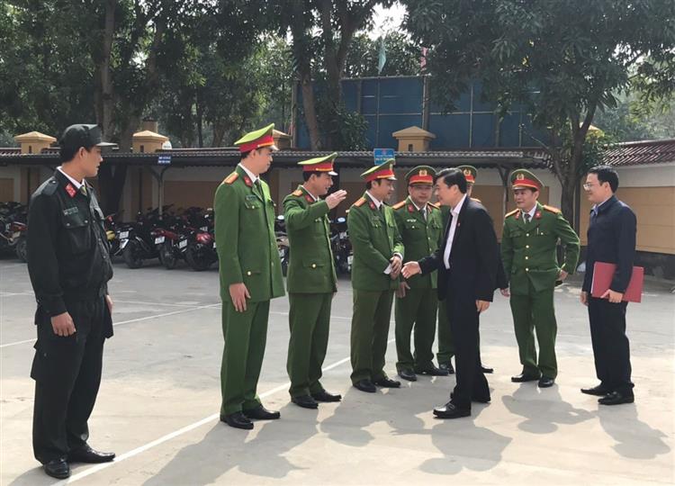 Đồng chí Lê Hồng Vinh, Ủy viên Ban Thường vụ Tỉnh ủy, Phó Chủ tịch UBND tỉnh thăm, chúc Tết CBCS Phòng Cảnh sát Cơ động trước giờ làm nhiệm vụ