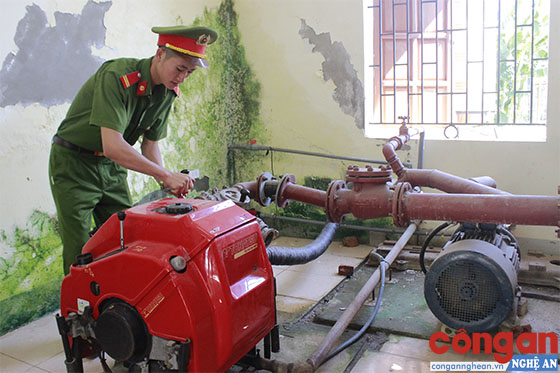 Cảnh sát PCCC kiểm tra khả năng hoạt động của các phương tiện PCCC tại Khu di tích Kim Liên, huyện Nam Đàn