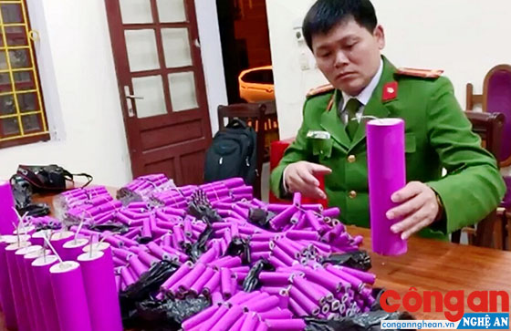 Công an TP Vinh kiểm đếm số pháo thu giữ được