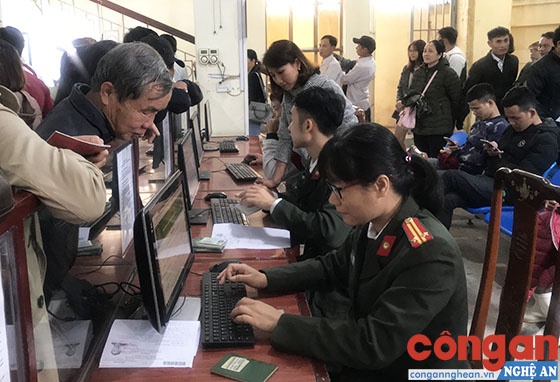 Tận tình phục vụ nhân dân dịp đầu năm