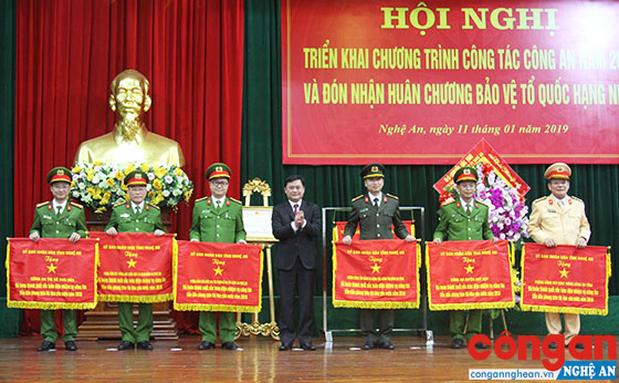Giữ vững danh hiệu 'Đơn vị Quyết thắng', nhận Cờ Thi đua xuất sắc