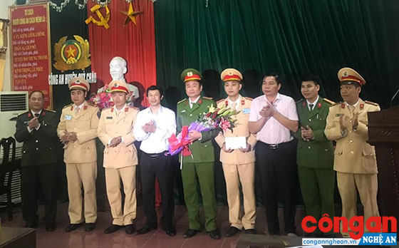 Đồng chí Vương Quang Minh - Phó bí thư Thường trực Huyện ủy và đồng chí Ngô Đức Thuận – Chủ tịch UBND huyện Quỳ Châu chúc mừng và thăm hỏi động viên những cán bộ chiến sỹ bị thương trong chuyên án 219MĐ