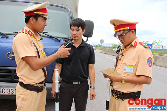 Đại uý Đàm Văn Linh (ngoài cùng bên trái) cùng đồng đội thực hiện nhiệm vụ trên tuyến Quốc lộ 1A