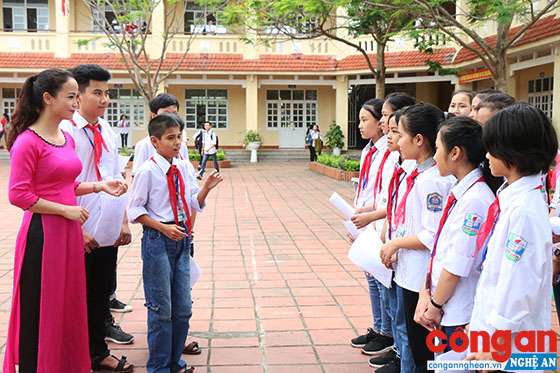 Em Nguyễn Hữu Đạt hướng dẫn các bạn cách luyến láy, lấy hơi nhả chữ…