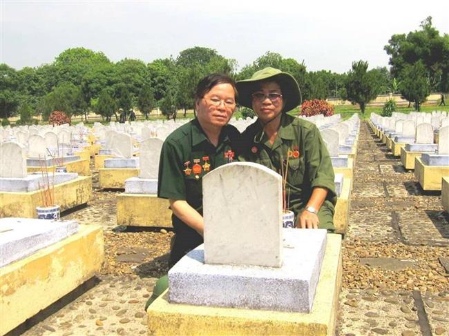 Cựu chiến binh Tô Lan (bên trái)  cùng đồng đội thăm lại chiến trường xưa