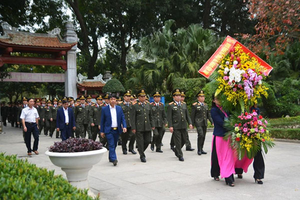 Dâng hương, dâng hoa tại Khu di tích Kim Liên và Nhà tưởng niệm đồng chí Trần Quốc Hoàn