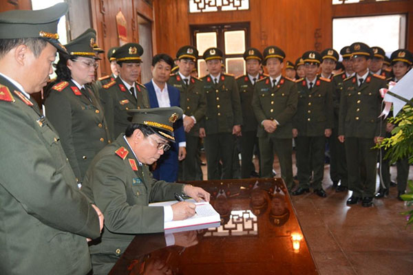 Ghi sổ lưu niệm tại Khu di tích Kim Liên