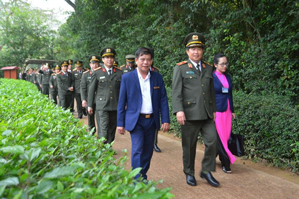 Đoàn đại biểu thăm quê nội Bác Hồ
