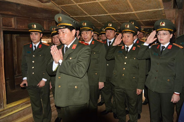 Dâng lễ vật và thắp hương tại quê nội Bác
