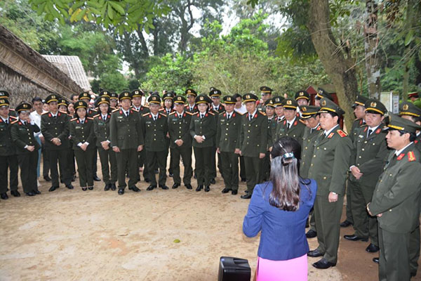 Nghe hướng dẫn viên kể về cuộc đời của Bác