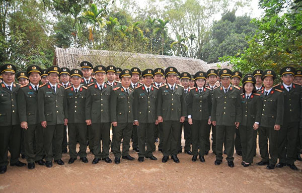 Chụp ảnh lưu niệm tại quê nội Bác Hồ