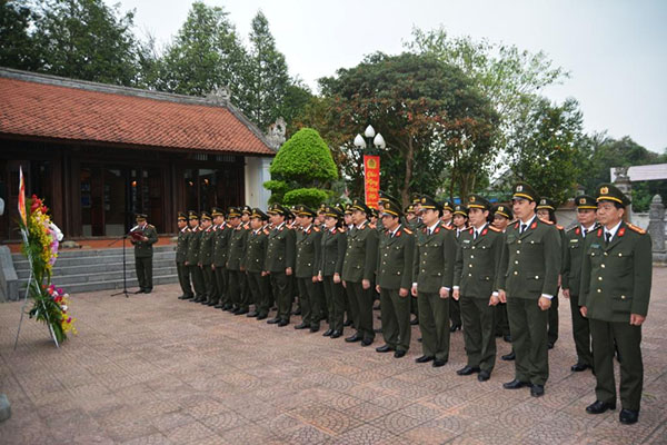 Dâng hương, dâng hoa tại Nhà tưởng niệm đồng chí Trần Quốc Hoàn
