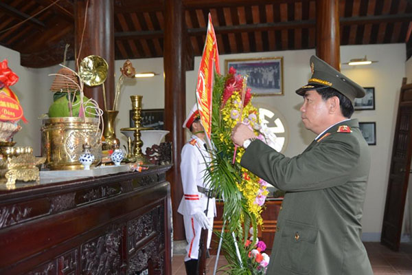 Thiếu tướng PGS, TS Trần Vi Dân, Bí thư Đảng uỷ, Giám đốc Học viện dâng lễ vật và hoa bày tỏ lòng biết ơn vô hạn và kính trọng sâu sắc đối với công lao to lớn của đồng chí Trần Quốc Hoàn