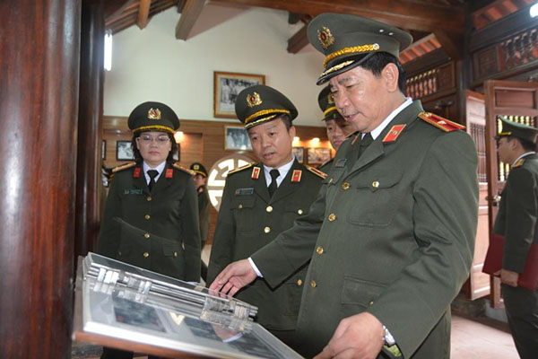 Tham quan Nhà tưởng niệm đồng chí Trần Quốc Hoàn
