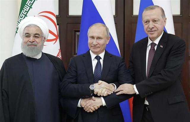 Từ trái qua phải: Tổng thống Iran Hassan Rouhani, Tổng thống Nga Vladimir Putin và Tổng thống Thổ Nhĩ Kỳ Recep Tayyip Erdogan tham gia Hội nghị thượng đỉnh lần thứ 4 về Syria tại Sochi. (Ảnh: TASS)
