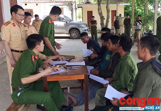 Công an huyện Anh Sơn lập biên bản xử phạt 7 trường hợp khai thác cát, sỏi trái phép trên sông