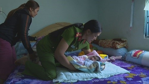 Xúc động chuyện nữ Công an cứu sống cháu bé sơ sinh bị vứt bỏ dưới hố rác