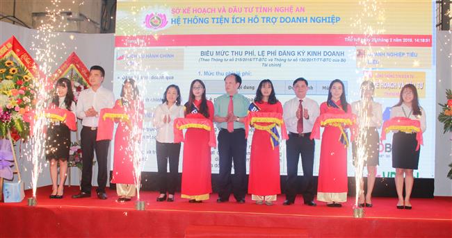 Cắt băng khai trương Cổng thông tin điện tử hỗ trợ doanh nghiệp