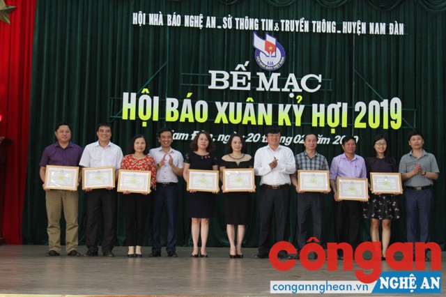Đại diện các cơ quan báo chí nhận giải gian trưng bày, bìa báo, tạp chí tại Hội báo Xuân Kỷ Hợi.