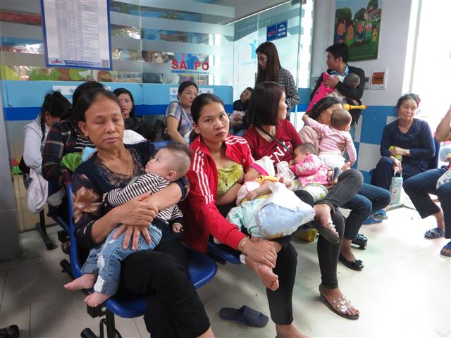 Nhiều gia đình đưa con đến từ rất rớm nhưng vẫn chưa đến lượt tiêm phòng