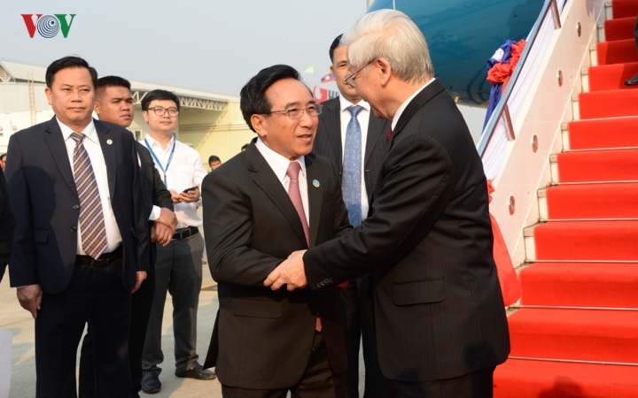 Ra sân đón Tổng Bí thư, Chủ tịch nước Nguyễn Phú Trọng và Đoàn có các đồng chí: Phankham Viphavanh- Uỷ viên Bộ Chính trị, Thường trực Ban Bí thư; Sinlavong Khutphaythoun, Uỷ viên Bộ Chính trị, Bí thư, Đô trưởng Vientiane; lãnh đạo Văn phòng Chủ tịch nước; Ban Đối ngoại Trung ương, cùng nhiều lãnh đạo các Bộ, ban ngành của Lào.