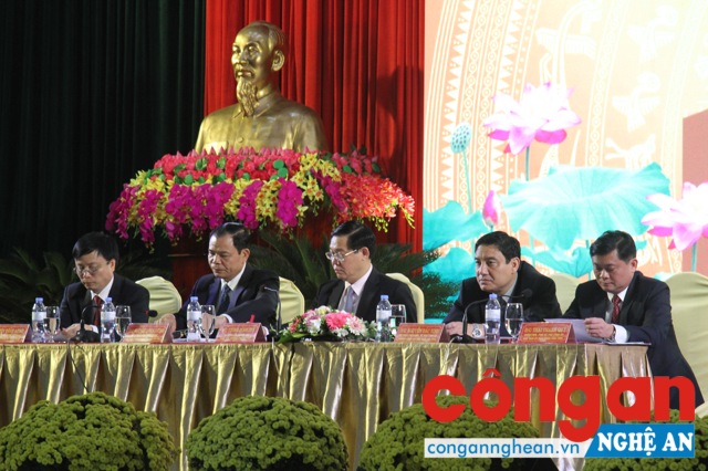 Các đại biểu chủ trì Hội nghị