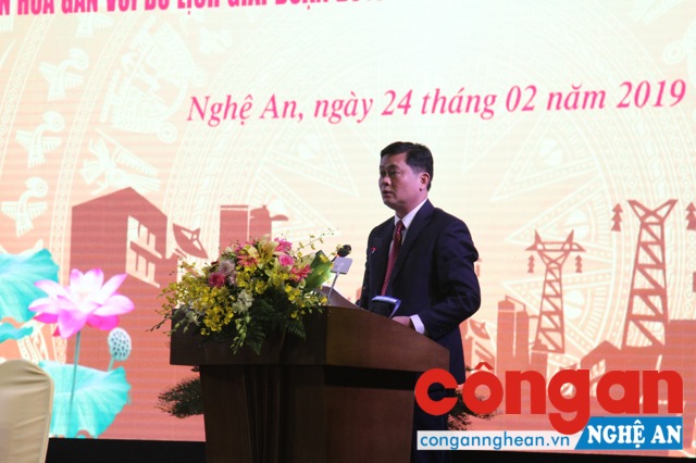 Đồng chí Thái Thanh Quý, Chủ tịch UBND tỉnh báo cáo kế hoạch thực hiện Đề án thí điểm Xây dựng huyện Nam Đàn trở thành huyện NTM kiểu mẫu