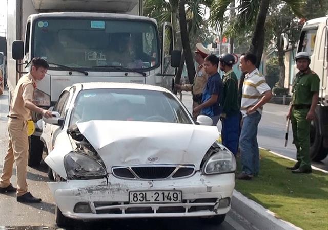 Lực lượng chức năng khám nghiệm hiện trường.
