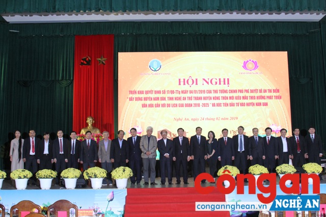 Các đại biểu chụp ảnh lưu niệm