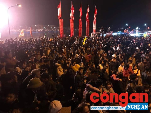 Mặc dù trời mưa nhưng rất đông nhân dân và du khách thập phương tham dự đêm Khai mạc Lễ hội đền Cờn năm 2019