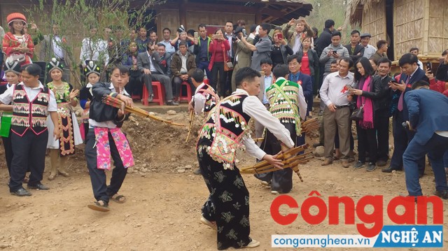 Du khách bị mê hoặc bởi tiếng khèn bè