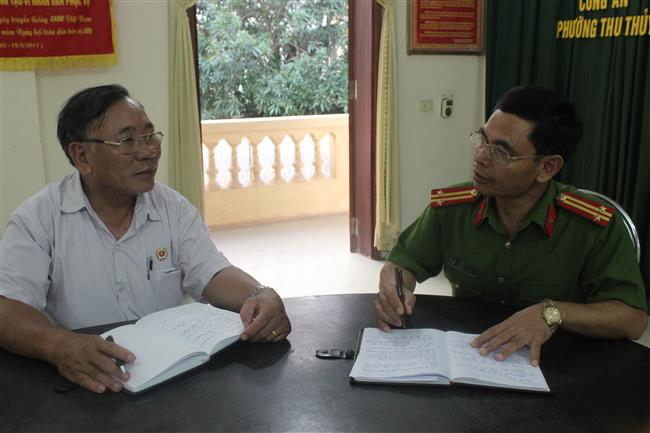 Ông Trịnh Xuân Tương, Chủ tịch Hội CCB phường Thu Thuỷ, TX Cửa Lò bàn giải pháp đảm bảo ANTT trên địa bàn với đồng chí Trưởng Công an phường