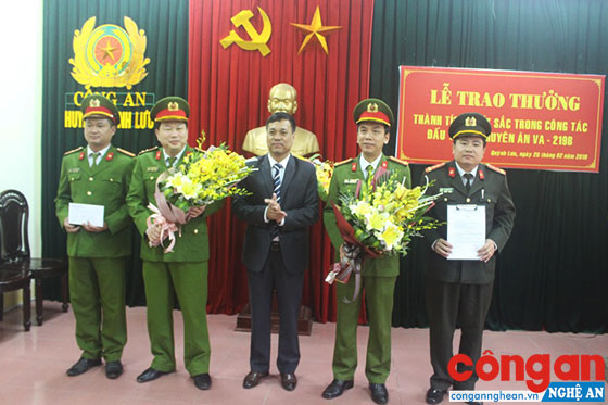 Trao thưởng cho 2 ban chuyên án