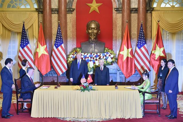 Tổng Bí thư, Chủ tịch nước Nguyễn Phú Trọng và Tổng thống Donald Trump chứng kiến lễ ký các văn bản hợp tác: Vietjet mua 100 máy bay Boeing 737 MAX và ký hợp đồng bảo dưỡng động cơ máy bay với General electric; Bamboo Airways mua 10 máy bay 787-9 Dreamliner. Ảnh VGP/Nhật Bắc