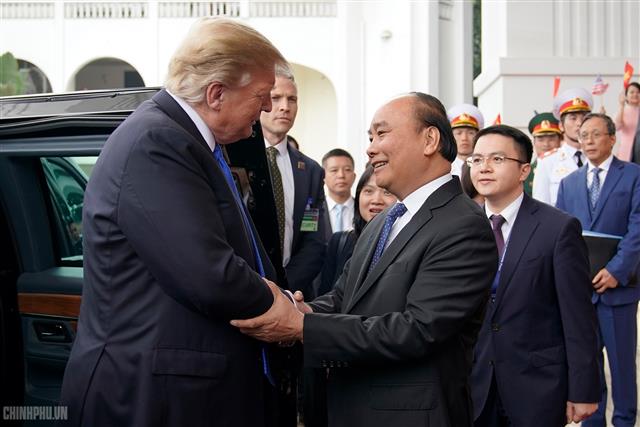Thủ tướng đón Tổng thống Donald Trump. Ảnh: VGP/Quang Hiếu