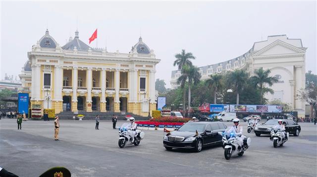 Xe của Chủ tịch Triều Tiên Kim Jong Un di chuyển đến khách sạn Sofitel Legend Metropole. Ảnh: VGP/Nhật Bắc