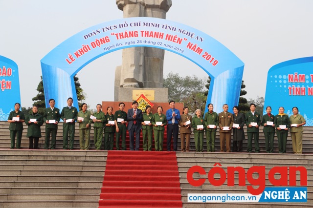 20 suất quà, mỗi suất trị giá 500 ngàn đồng được BTV Tỉnh đoàn trao tận tay cho 20 cựu thanh niên xung phong có hoàn cảnh đặc biệt khó khăn trên địa bàn