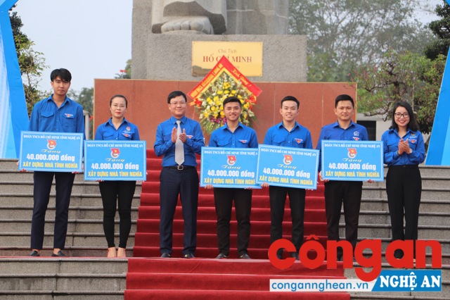 Trao số tiền 200 triệu đồng cho 4 Đoàn cơ sở để xây dựng nhà tình nghĩa cho ĐVTN có hoàn cảnh đặc biệt khó khăn
