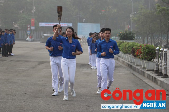 Rước đuốc khởi động 