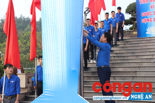Đồng chí Phạm Tuấn Vinh đã châm đuốc, thắp đài lửa khởi động tháng Thanh niên năm 2019