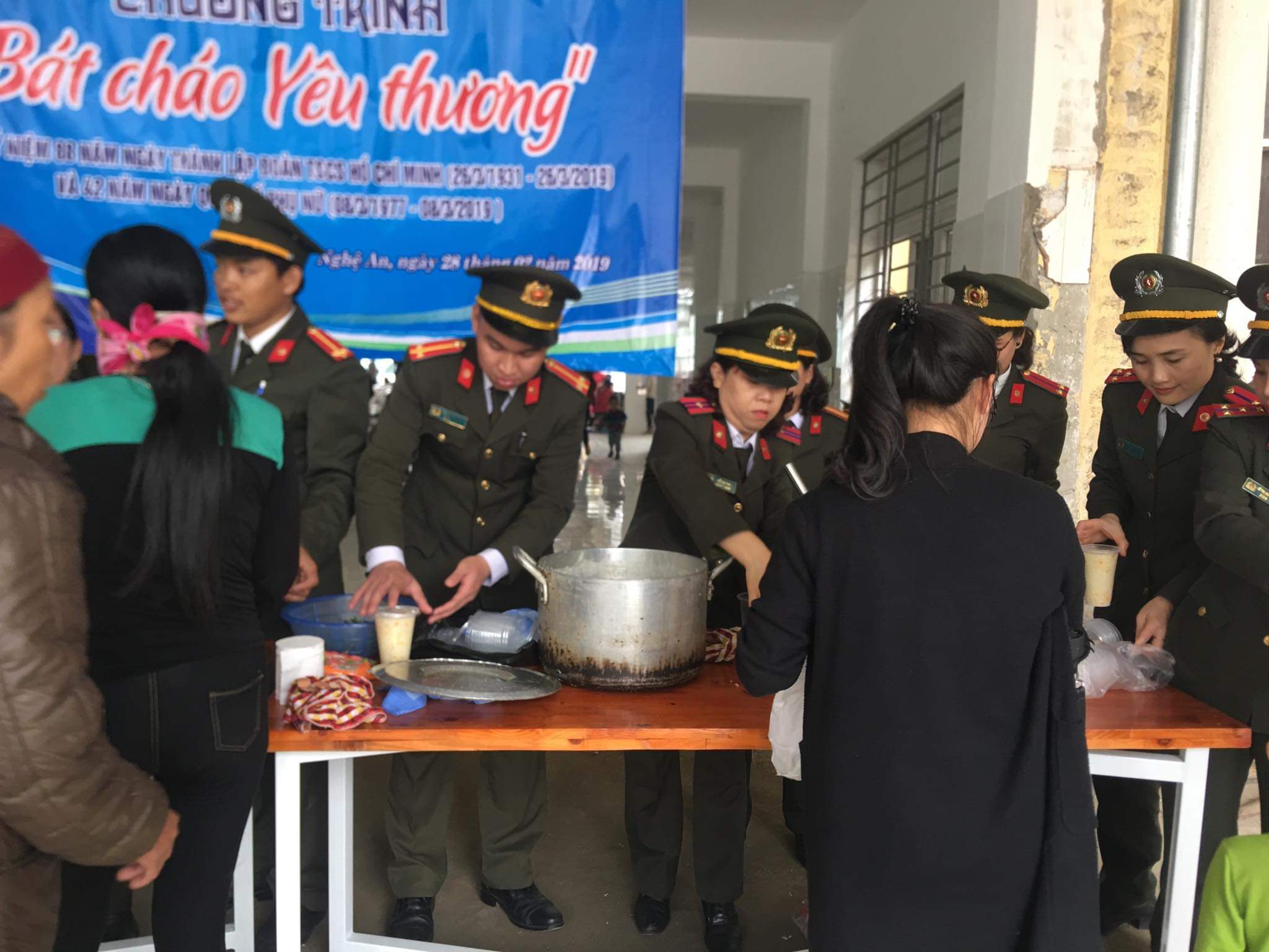 Những suất cháo nóng hổi được đưa tới các gia đình.