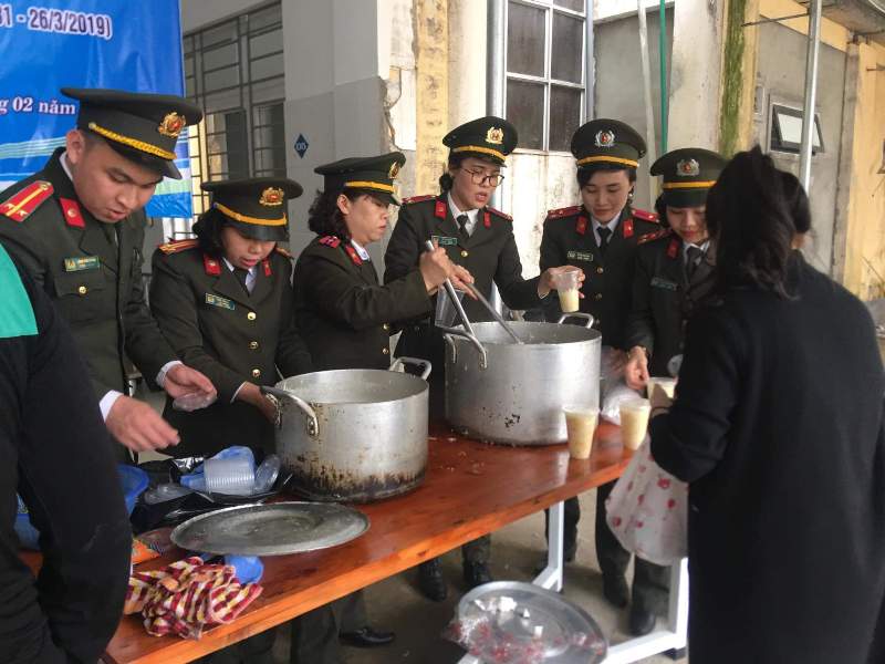 Phòng Hậu cần Công an Nghệ An: Phát hơn 500 suất cháo cho bệnh nhân nhi