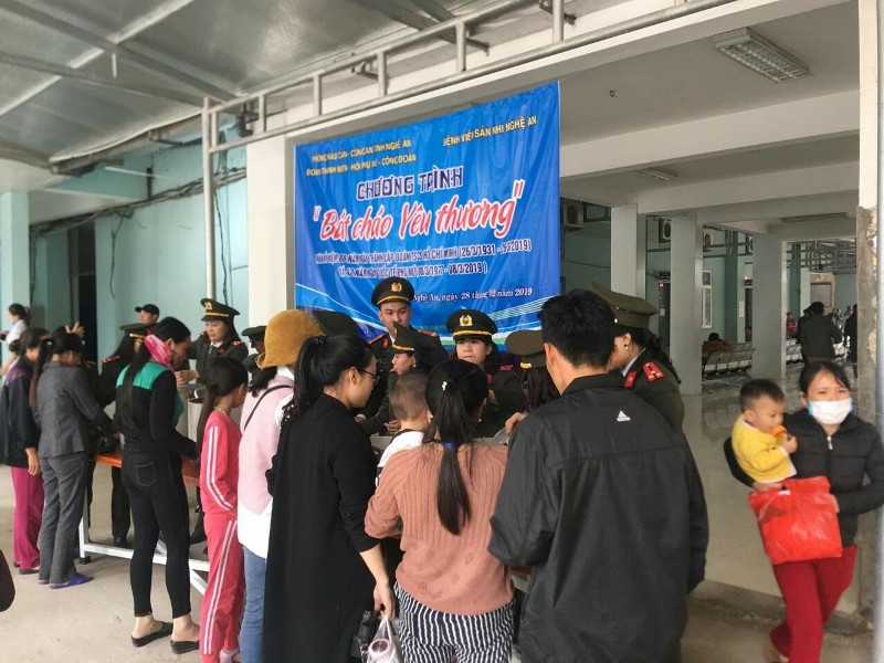 Ảnh 3: Nhiều bệnh nhân tới nhận các suất cháo từ thiện, ý nghĩa.