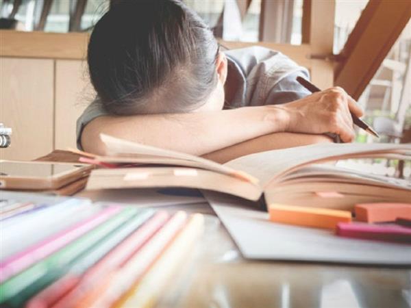 Cha mẹ nên làm gì để giúp con thoát khỏi trầm cảm, stress