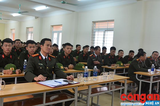 Các đại biểu, chiến sỹ nghĩa vụ tham gia buổi lễ