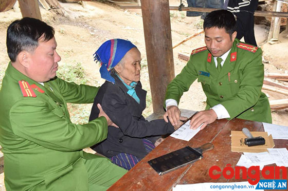 Cán bộ Đội Cảnh sát QLHC về TTXH Công an huyện Kỳ Sơn đến làm thủ tục cấp, đổi CMND tại nhà cho các hộ dân ở bản Huồi Giảng 3, xã Tây Sơn