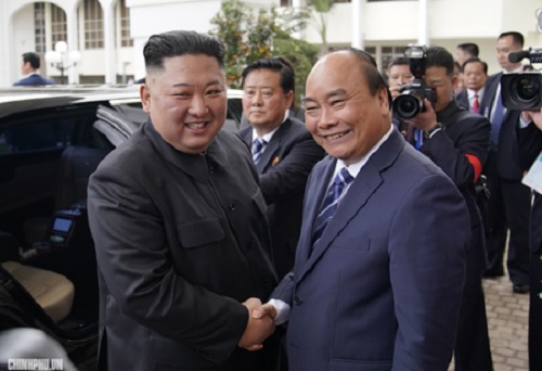Thủ tướng Nguyễn Xuân Phúc đón Chủ tịch Triều Tiên Kim Jong Un. Ảnh: VGP/Quang Hiếu
