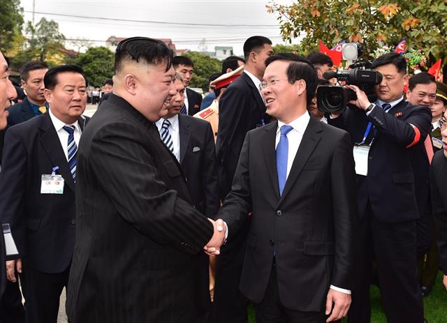 Đồng chí Võ Văn Thưởng tiễn Chủ tịch Triều Tiên Kim Jong Un. - Ảnh: VGP/Nhật Bắc