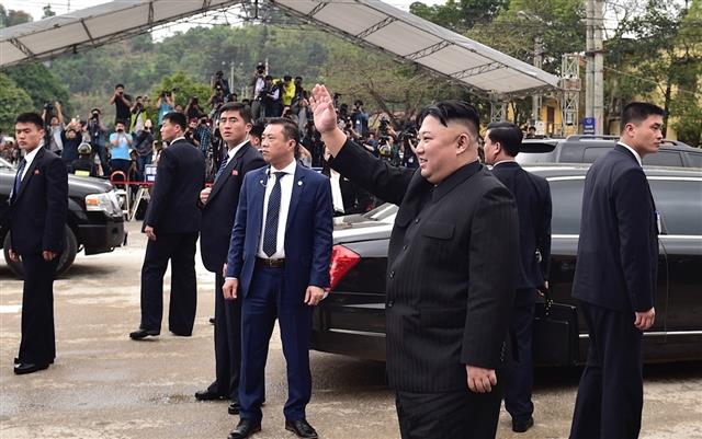 Chủ tịch Kim Jong Un vẫy tay chào người dân Việt Nam. - Ảnh: VGP/Nhật Bắc
